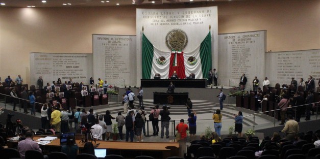 Aspectos de la Decimaquinta Sesión Ordinaria Segundo Período de Sesiones Ordinarias Primer Año de Ejercicio Constitucional de la LXV Legislatura de Vearcruz. 
