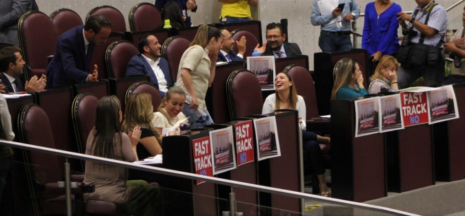 Aspectos de la Decimaquinta Sesión Ordinaria Segundo Período de Sesiones Ordinarias Primer Año de Ejercicio Constitucional de la LXV Legislatura de Vearcruz. 
