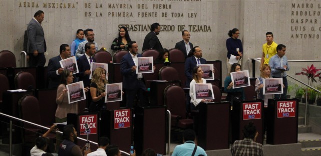 Aspectos de la Decimaquinta Sesión Ordinaria Segundo Período de Sesiones Ordinarias Primer Año de Ejercicio Constitucional de la LXV Legislatura de Vearcruz. 