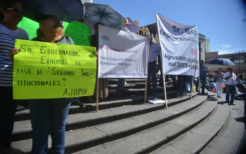 Integrantes de la Agrupación Jubilados y pensionados del ISSSTE adheridos al AJUPIV, piden al gobernador Cuitláhuac García diálogo para fijar pago de adeudos laborales y aguinaldo, entre otras prestaciones.