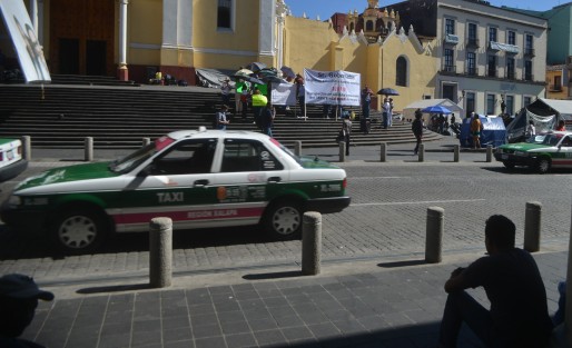 Integrantes de la Agrupación Jubilados y pensionados del ISSSTE adheridos al AJUPIV, piden al gobernador Cuitláhuac García diálogo para fijar pago de adeudos laborales y aguinaldo, entre otras prestaciones.