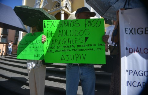 Integrantes de la Agrupación Jubilados y pensionados del ISSSTE adheridos al AJUPIV, piden al gobernador Cuitláhuac García diálogo para fijar pago de adeudos laborales y aguinaldo, entre otras prestaciones.