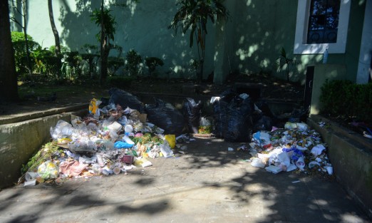 Al igual que otras obras que se realizaron en la administración de Elizabeth Morales, el contenedor de basura que se encuentra a la salida del Viaducto ya está completamente inservible.  