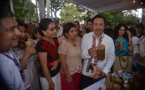 El alcalde de Teocelo Mario Antonio Chama, la presidenta del DIF municipal y la regidora única Zaira del Carmen Martínez entregaron varios presentes a el gobernador Cuitláhuac García.