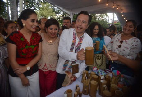 El alcalde de Teocelo Mario Antonio Chama, la presidenta del DIF municipal y la regidora única Zaira del Carmen Martínez entregaron varios presentes a el gobernador Cuitláhuac García.