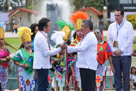 El alcalde de Teocelo Mario Antonio Chama, la presidenta del DIF municipal y la regidora única Zaira del Carmen Martínez  entregaron varios presentes a el gobernador Cuitláhuac García.