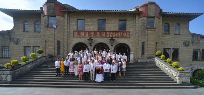 En el segundo día de actividades de del Primer Encuentro Cultural de Veracruz, los alcaldes participantes se tomaron la foto oficial en el Polyforum Mier y Pensado después tuvieron un desayuno con el gobernador Cuitlahuac García Jiménez en el marco de las Celebraciones del 160 Aniversario de la Promulgación de las leyes de Reforma y de la Constitución del Registro Civil de esta Ciudad.