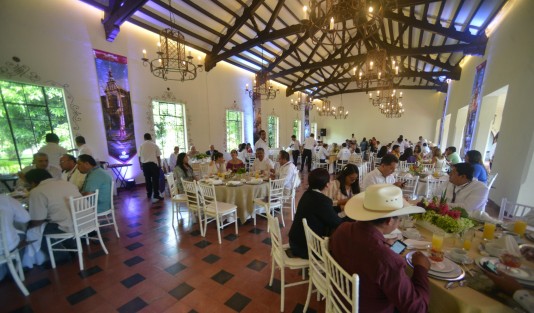 En el segundo día de actividades de del Primer Encuentro Cultural de Veracruz, los alcaldes participantes se tomaron la foto oficial en el Polyforum Mier y Pensado después tuvieron un desayuno con el gobernador Cuitlahuac García Jiménez en el marco de las Celebraciones del 160 Aniversario de la Promulgación de las leyes de Reforma y de la Constitución del Registro Civil de esta Ciudad.