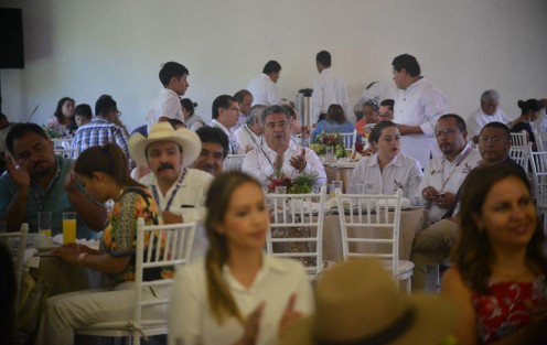 En el segundo día de actividades de del Primer Encuentro Cultural de Veracruz, los alcaldes participantes se tomaron la foto oficial en el Polyforum Mier y Pensado después tuvieron un desayuno con el gobernador Cuitlahuac García Jiménez en el marco de las Celebraciones del 160 Aniversario de la Promulgación de las leyes de Reforma y de la Constitución del Registro Civil de esta Ciudad.