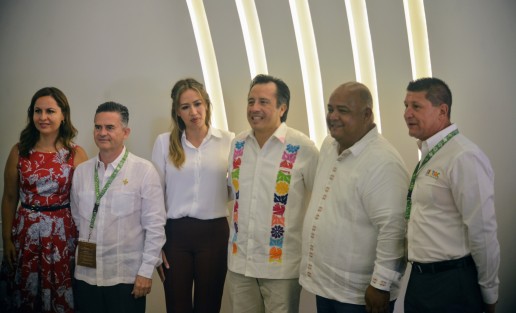 En el segundo día de actividades de del Primer Encuentro Cultural de Veracruz, los alcaldes participantes se tomaron la foto oficial en el Polyforum Mier y Pensado después tuvieron un desayuno con el gobernador Cuitlahuac García Jiménez en el marco de las Celebraciones del 160 Aniversario de la Promulgación de las leyes de Reforma y de la Constitución del Registro Civil de esta Ciudad.
