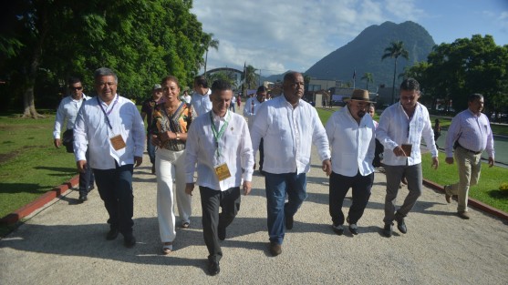 En el segundo día de actividades de del Primer Encuentro Cultural de Veracruz, los alcaldes participantes se tomaron la foto oficial en el Polyforum Mier y Pensado después tuvieron un desayuno con el gobernador Cuitlahuac García Jiménez en el marco de las Celebraciones del 160 Aniversario de la Promulgación de las leyes de Reforma y de la Constitución del Registro Civil de esta Ciudad.