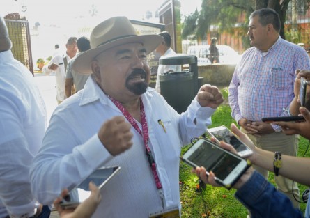 En el segundo día de actividades de del Primer Encuentro Cultural de Veracruz, los alcaldes participantes se tomaron la foto oficial en el Polyforum Mier y Pensado después tuvieron un desayuno con el gobernador Cuitlahuac García Jiménez en el marco de las Celebraciones del 160 Aniversario de la Promulgación de las leyes de Reforma y de la Constitución del Registro Civil de esta Ciudad.