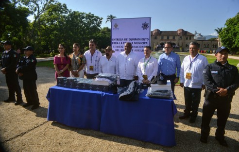 En el segundo día de actividades de del Primer Encuentro Cultural de Veracruz, los alcaldes participantes se tomaron la foto oficial en el Polyforum Mier y Pensado después tuvieron un desayuno con el gobernador Cuitlahuac García Jiménez en el marco de las Celebraciones del 160 Aniversario de la Promulgación de las leyes de Reforma y de la Constitución del Registro Civil de esta Ciudad.
