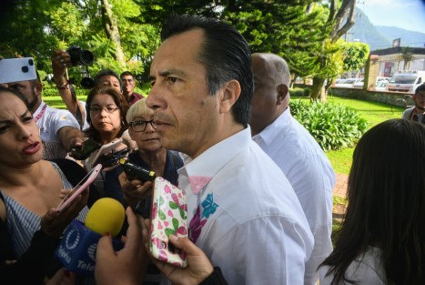 En entrevista, el gobernador dijo que se dará con los responsables del asesinato del periodista Jorge Ruiz, esto a pesar de que el fiscal se encuentre de vacaciones. Comentó que ya se puso la ayuda de las instituciones federales.  
