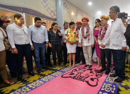 Previo al festejo del 160 Aniversario del Registro Civil en el auditorio Metropolitano de Orizaba,  el gobernador Cuitahuac García pudo apreciar el tapete de acerrin creado por artesanos de Teocelo  fue acompañado por el Alcalde Mario Antonio Chama Díaz , la Síndica Municipal Zayra del Carmen Martínez Andrade, la presidenta del Sistema Municipal DIF Mara Chama Villa  y autoridades locales. 