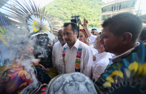 Previo al festejo del 160 Aniversario del Registro Civil en el auditorio Metropolitano de Orizaba,  el gobernador Cuitahuac García pudo apreciar el tapete de acerrin creado por artesanos de Teocelo  fue acompañado por el Alcalde Mario Antonio Chama Díaz , la Síndica Municipal Zayra del Carmen Martínez Andrade, la presidenta del Sistema Municipal DIF Mara Chama Villa  y autoridades locales. 
