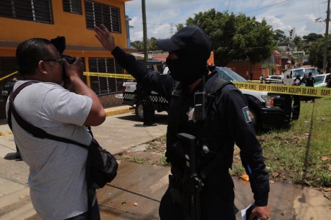 Ejecutan a taxista en colonia Jardines del Castillo esquina María Enriqueta Camarillo en Xalapa. Policías municipales impiden la labor de reporteros.  