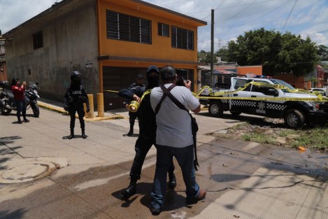 Ejecutan a taxista en colonia Jardines del Castillo esquina María Enriqueta Camarillo en Xalapa. Policías municipales impiden la labor de reporteros.  