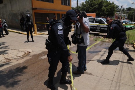 Ejecutan a taxista en colonia Jardines del Castillo esquina María Enriqueta Camarillo en Xalapa. Policías municipales impiden la labor de reporteros.  