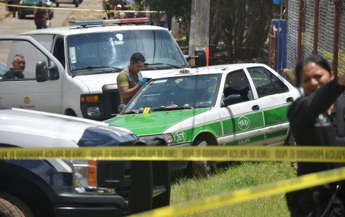 Ejecutan a taxista en colonia Jardines del Castillo esquina María Enriqueta Camarillo en Xalapa. Policías municipales impiden la labor de reporteros.  