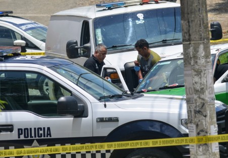 Ejecutan a taxista en colonia Jardines del Castillo esquina María Enriqueta Camarillo en Xalapa. Policías municipales impiden la labor de reporteros.   