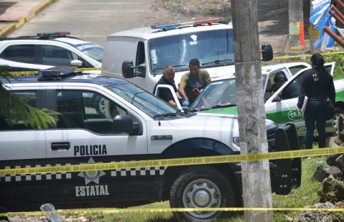 Ejecutan a taxista en colonia Jardines del Castillo esquina María Enriqueta Camarillo en Xalapa. Policías municipales impiden la labor de reporteros.   