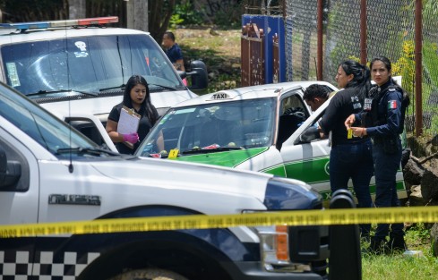 Ejecutan a taxista en colonia Jardines del Castillo esquina María Enriqueta Camarillo en Xalapa. Policías municipales impiden la labor de reporteros.   