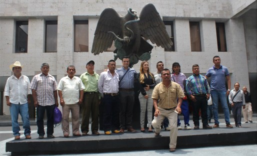 La diputada del PAN, María Graciela Hérnández se reunió en plan de trabajo en el Congreso con algunos comisionados ejidales de su zona de Misantla, y se aprovechó para tomarse la foto del recuerdo. 