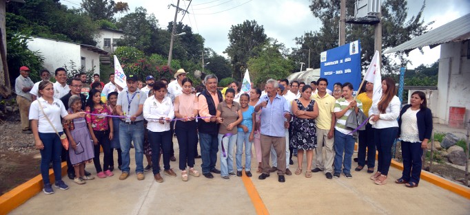 El presidente municipal de Teocelo, Mario Antonio Chama Díaz en compañía del cuerpo edilicio, inauguró este día la obra de rehabilitación en la calle Manuel Sánchez Bravo en la Comunidad de Santa Rosa, en el evento estuvieron presentes la Síndica Municipal Zayra del Carmen Martínez Andrade, el Secretario del Ayuntamiento Zimri Abimelech Arellano, la Presidenta del Sistema Municipal DIF Mara Chama Villa, la Dirección de Obras Públicas, Personal del Ayuntamiento y habitantes de dicha comunidad. 