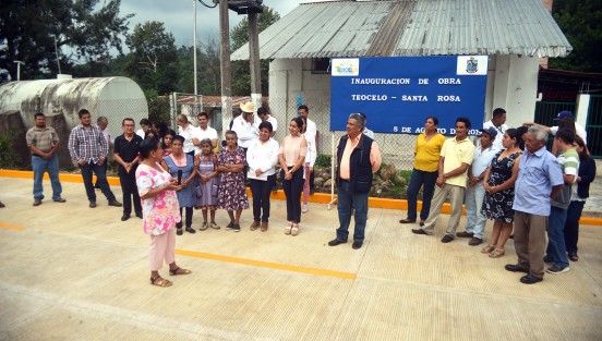 El presidente municipal de Teocelo, Mario Antonio Chama Díaz en compañía del cuerpo edilicio, inauguró este día la obra de rehabilitación en la calle Manuel Sánchez Bravo en la Comunidad de Santa Rosa, en el evento estuvieron presentes la Síndica Municipal Zayra del Carmen Martínez Andrade, el Secretario del Ayuntamiento Zimri Abimelech Arellano, la Presidenta del Sistema Municipal DIF Mara Chama Villa, la Dirección de Obras Públicas, Personal del Ayuntamiento y habitantes de dicha comunidad. 