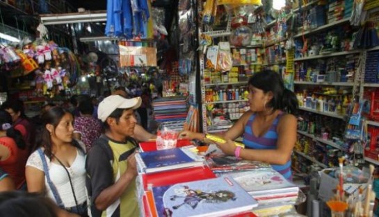 Padres de familia buscan ofertas para surtir listas de útiles.
