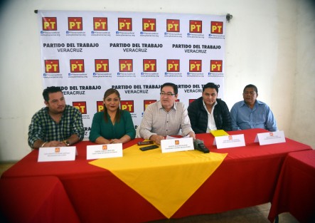 En conferencia de prensa, el dirigente del PT dijo que el presidente municipal de Xalapa, Hipólito Rodríguez, exhibió el poco interés que tiene por el bienestar de los xalapeños, luego de manifestarse en contra de la comisión de hacienda del ayuntamiento, quienes aprobaron la condonación de impuestos para evitar más cierres de negocios.