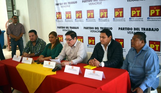 En conferencia de prensa, el dirigente del PT dijo que el presidente municipal de Xalapa, Hipólito Rodríguez, exhibió el poco interés que tiene por el bienestar de los xalapeños, luego de manifestarse en contra de la comisión de hacienda del ayuntamiento, quienes aprobaron la condonación de impuestos para evitar más cierres de negocios.