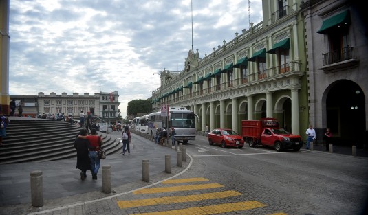 Integrantes de la UGOCP, estacionaron sus autobuses en el centro de la ciudad de Xalapa tomaron su desayuno antes de continuar su viaje a la concentración multitudinaria en la Ciudad de México en donde protestarán contra Federación por el abandono del campo. 