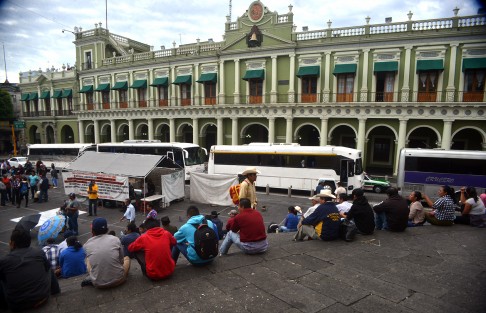 Integrantes de la UGOCP, estacionaron sus autobuses en el centro de la ciudad de Xalapa tomaron su desayuno antes de continuar su viaje a la concentración multitudinaria en la Ciudad de México en donde protestarán contra Federación por el abandono del campo. 