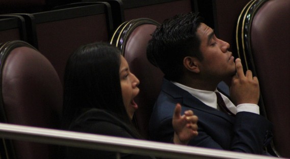Integrantes del Parlamento Juvenil rápidamente asumieron la postura de los diputados locales. Ha de ser culpa de las curules seguramente. 