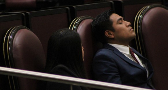 Integrantes del Parlamento Juvenil rápidamente asumieron la postura de los diputados locales. Ha de ser culpa de las curules seguramente. 