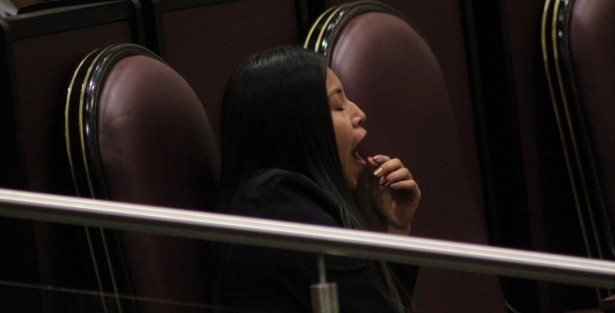Integrantes del Parlamento Juvenil rápidamente asumieron la postura de los diputados locales. Ha de ser culpa de las curules seguramente. 