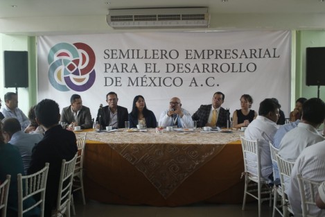 José Roberto Ramos Alor,  titular de la Secretaría de Salud de Veracruz, sostuvo la reunión con integrantes de Semillero Empresarial para el Desarrollo de México.  