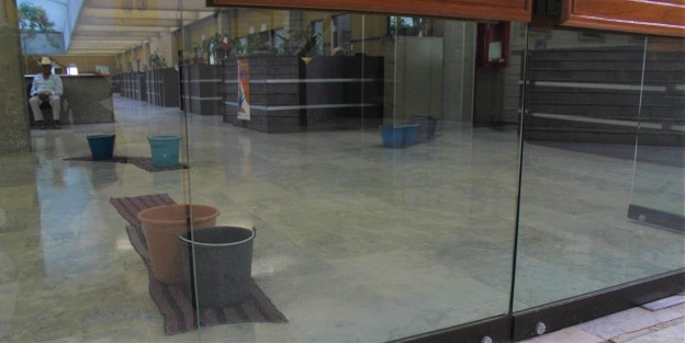 Las goteras del Palacio Legislativo van transformándose en chorreras. Las jergas y cubetas ya no alcanzan y ni las oficinas de los diputados se salvan.  
