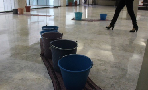 Las goteras del Palacio Legislativo van transformándose en chorreras. Las jergas y cubetas ya no alcanzan y ni las oficinas de los diputados se salvan.  