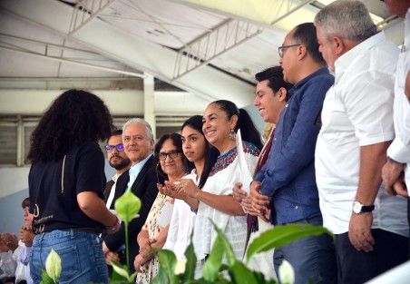 La rectora de la Universidad Veracruzana, Sara Ladrón de Guevara, en compañía del delegado federal, Manuel Huerta; autoridades de la SEV y otras personalidades, dieron la bienvenida a alumnos de nuevo ingreso  ciclo escolar 2019-2020 en el gimnasio del Campus para la Cultura, las Artes y el Deporte, de la ciudad de Xalapa.  