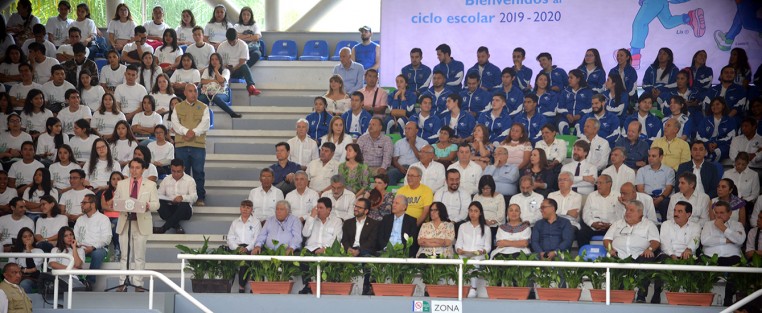 La rectora de la Universidad Veracruzana, Sara Ladrón de Guevara, en compañía del delegado federal, Manuel Huerta; autoridades de la SEV y otras personalidades, dieron la bienvenida a alumnos de nuevo ingreso  ciclo escolar 2019-2020 en el gimnasio del Campus para la Cultura, las Artes y el Deporte, de la ciudad de Xalapa.  