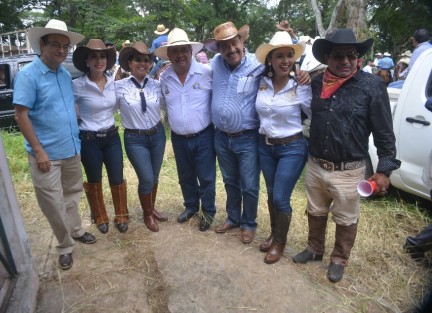 Participaron un gran número de cabalgantes de varias partes del estado de Veracruz, encabezados por el Presidente Municipal de Teocelo, Mario Antonio Chama Díaz; la Síndica Municipal, Zayra del Carmen Martínez Andrade; y la Presidenta del DIF, Mara Chama Villa, en coordinación con Las Amazonas Unidad y Amor por los Caballos.  