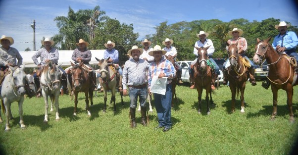 Participaron un gran número de cabalgantes de varias partes del estado de Veracruz, encabezados por el Presidente Municipal de Teocelo, Mario Antonio Chama Díaz; la Síndica Municipal, Zayra del Carmen Martínez Andrade; y la Presidenta del DIF, Mara Chama Villa, en coordinación con Las Amazonas Unidad y Amor por los Caballos.  