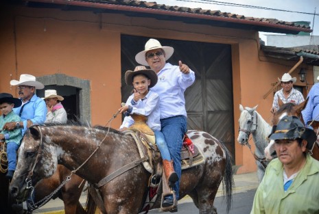 Participaron un gran número de cabalgantes de varias partes del estado de Veracruz, encabezados por el Presidente Municipal de Teocelo, Mario Antonio Chama Díaz; la Síndica Municipal, Zayra del Carmen Martínez Andrade; y la Presidenta del DIF, Mara Chama Villa, en coordinación con Las Amazonas Unidad y Amor por los Caballos.  