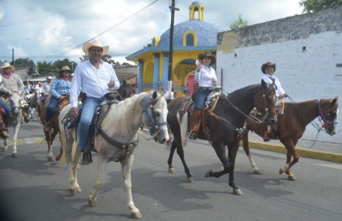 Participaron un gran número de cabalgantes de varias partes del estado de Veracruz, encabezados por el Presidente Municipal de Teocelo, Mario Antonio Chama Díaz; la Síndica Municipal, Zayra del Carmen Martínez Andrade; y la Presidenta del DIF, Mara Chama Villa, en coordinación con Las Amazonas Unidad y Amor por los Caballos.  