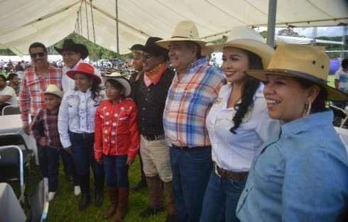 En representación del Gobernador del Estado de Veracruz, Cuitláhuac García Jiménez,estuvo el Director de Asuntos Religiosos, Ulises Montes; y la Directora del DIF Estatal, Verónica Aguilera Tapia.Además participaron también funcionarios representantes de varios municipios. 