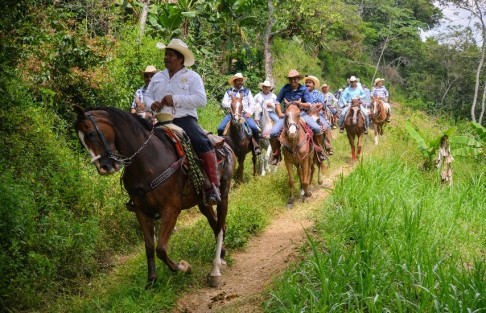 En representación del Gobernador del Estado de Veracruz, Cuitláhuac García Jiménez,estuvo el Director de Asuntos Religiosos, Ulises Montes; y la Directora del DIF Estatal, Verónica Aguilera Tapia.Además participaron también funcionarios representantes de varios municipios. 