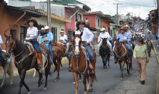 En representación del Gobernador del Estado de Veracruz, Cuitláhuac García Jiménez,estuvo el Director de Asuntos Religiosos, Ulises Montes; y la Directora del DIF Estatal, Verónica Aguilera Tapia.Además participaron también funcionarios representantes de varios municipios. 